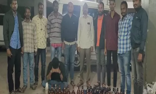 नए साल के जश्न से पहले Hyderabad में आबकारी पुलिस ने 3 लाख रुपये की शराब जब्त की नए साल के जश्न से पहले Hyderabad में आबकारी पुलिस ने 3 लाख रुपये की शराब जब्त की