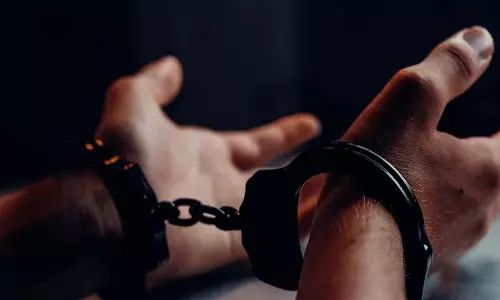 Andhra: आंध्र प्रदेश के एक व्यक्ति ने फर्जी आईपीएस अधिकारी बनकर की लूट