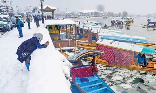 SRI NAGAR: पहली बड़ी बर्फबारी के बीच कश्मीरियत की झलक SRI NAGAR: पहली बड़ी बर्फबारी के बीच कश्मीरियत की झलक