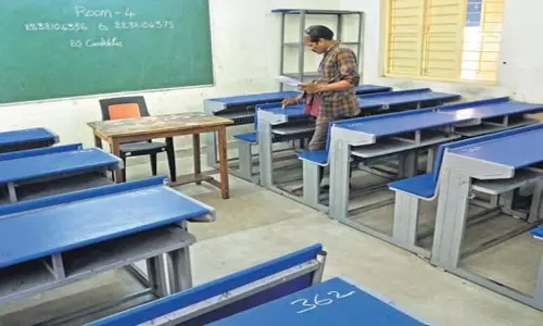 Telangana: केजीबीवी के छात्रों ने प्रतिनियुक्त ट्यूटर्स के खिलाफ किया प्रदर्शन