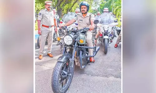 Andhra: पुलिस ने निकाली हेलमेट जागरूकता रैली