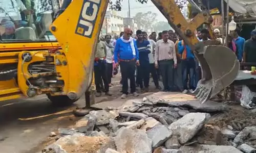 व्यापारी का चबूतरा निगम ने तोड़े, दुकान के सामने बुलडोजर की कार्रवाई
