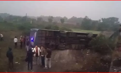 बस हादसे का शिकार, पुल के नीचे गिरी यात्री बस, मचा हड़कंप
