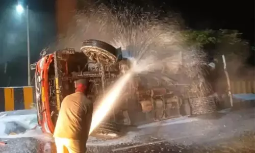 Rajasthan: देर रात चौमूं में हाईवे पर सीएनजी गैस से भरा टैंकर पलटा Rajasthan: देर रात चौमूं में हाईवे पर सीएनजी गैस से भरा टैंकर पलटा