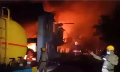 Jaipur: पानी की टंकी बनाने वाली 2 फैक्ट्रियों में आज सुबह भीषण आग लग गई Jaipur: पानी की टंकी बनाने वाली 2 फैक्ट्रियों में आज सुबह भीषण आग लग गई