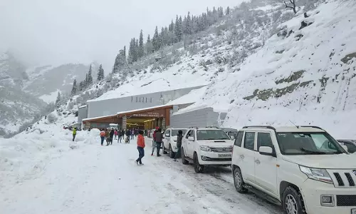 Himachal : सोलंग से 10,000 से अधिक पर्यटक बचाए गए Himachal : सोलंग से 10,000 से अधिक पर्यटक बचाए गए