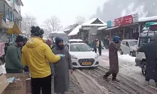 Kashmir : राजमार्ग और उड़ानें बंद, स्थानीय लोग फंसे पर्यटकों की मदद कर रहे Kashmir : राजमार्ग और उड़ानें बंद, स्थानीय लोग फंसे पर्यटकों की मदद कर रहे