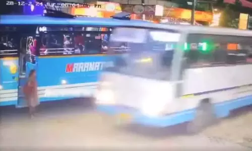 KSRTC बस ने निजी बस को किया ओवरटेक: दोनों बसों के बीच फंसी महिला बाल-बाल बची KSRTC बस ने निजी बस को किया ओवरटेक: दोनों बसों के बीच फंसी महिला बाल-बाल बची