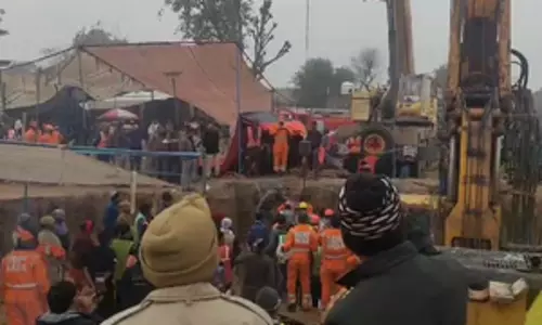 बोरवेल में गिरा बच्चा निकाला गया बाहर, जिला अस्पताल लेकर पहुंची डॉक्टरों की टीम