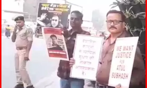 अलग खबर: पत्नी पीड़ित पतियों का प्रदर्शन, लिखा दिखा- मर्द पैसों की मशीन नहीं, सुर्खियों में आए