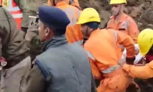 MP: बोरवेल से 10 वर्षीय लड़के को बचाया गया, अस्पताल ले जाया गया