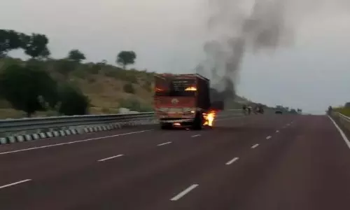 Jodhpur: आग इतनी भीषण थी कि लपटें और धुआं दूर-दूर तक फैला: ग्रामीणों में दहशत Jodhpur: आग इतनी भीषण थी कि लपटें और धुआं दूर-दूर तक फैला: ग्रामीणों में दहशत