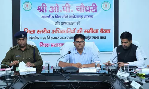 वित्त मंत्री ओपी चौधरी ने रायगढ़ में अधिकारियों की ली समीक्षा बैठक