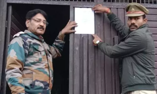 Shahpur: मारपीट के मामले में चल रहे फरार आरोपी के घर पर चिपकाया कुर्की का नोटिस Shahpur: मारपीट के मामले में चल रहे फरार आरोपी के घर पर चिपकाया कुर्की का नोटिस