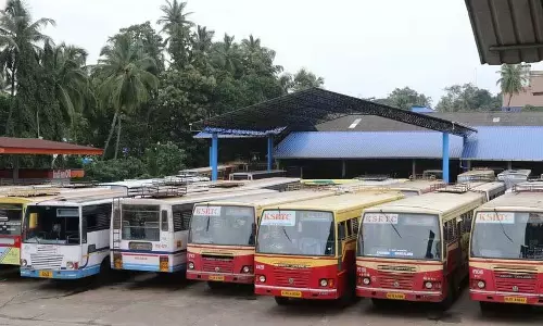 KSRTC द्वारा प्रमुख मार्गों पर परिचालन कम करने से निजी बस ऑपरेटरों का प्रभुत्व बढ़ रहा है KSRTC द्वारा प्रमुख मार्गों पर परिचालन कम करने से निजी बस ऑपरेटरों का प्रभुत्व बढ़ रहा है