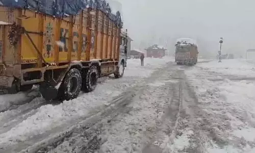 बर्फबारी के कारण बंद हुआ जम्मू-श्रीनगर राजमार्ग यातायात के लिए फिर से खुला