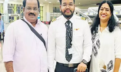 Kerala की महिला ने अपने बेटे के नेतृत्व में पहली बार हवाई यात्रा की Kerala की महिला ने अपने बेटे के नेतृत्व में पहली बार हवाई यात्रा की