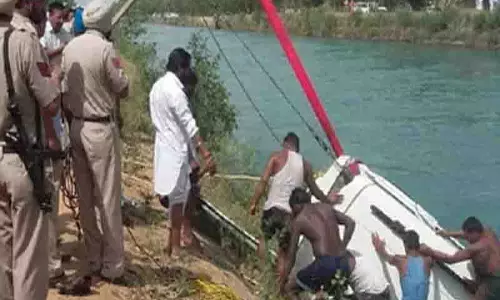 Punjab: सरकारी मदद के अभाव में निजी गोताखोरों ने भाखड़ा नहर से शव बरामद किए Punjab: सरकारी मदद के अभाव में निजी गोताखोरों ने भाखड़ा नहर से शव बरामद किए
