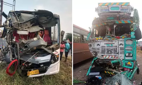 Pandharpur के पास लग्जरी बस और ट्रक की टक्कर: 2 की मौत 6 घायल Pandharpur के पास लग्जरी बस और ट्रक की टक्कर: 2 की मौत 6 घायल