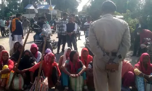Alipurduar में स्थानांतरण के विरोध में चाय श्रमिकों ने सड़क जाम किया