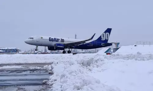 सीजन की पहली बड़ी बर्फबारी के बाद श्रीनगर Airport पर उड़ान सेवाएं शुरू