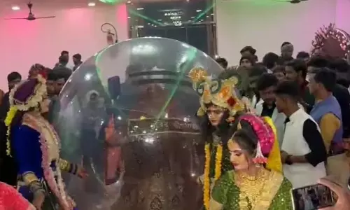 VIDEO: दुल्हन ने ली ऐसी अनोखी एंट्री, देखने वालों की छूटी हंसी