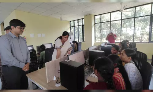 केंद्रीय मंत्री अनुप्रिया पटेल ने बीजापुर में NEET-CGPSC की तैयारी कर रहे युवाओं से की चर्चा