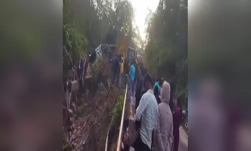 बस पलटने से 3 की मौत, सीएम ने 2 लाख रुपए मुआवजे का किया ऐलान, VIDEO