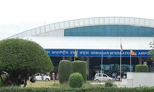 मौसम की पहली बड़ी बर्फबारी के बाद Srinagar अंतरराष्ट्रीय हवाई अड्डे पर उड़ान सेवाएं फिर से शुरू मौसम की पहली बड़ी बर्फबारी के बाद Srinagar अंतरराष्ट्रीय हवाई अड्डे पर उड़ान सेवाएं फिर से शुरू