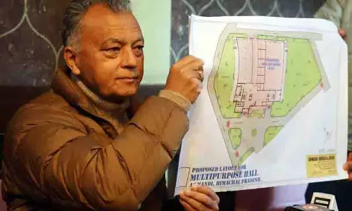 Mandi MLA ने इनडोर स्टेडियम के लिए संशोधित योजना का अनावरण किया