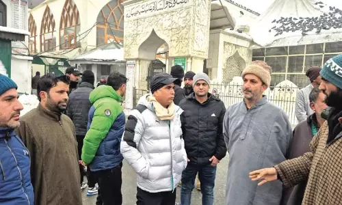 MLA Tanveer Sadiq ने जदीबल में बर्फ हटाने के अभियान का नेतृत्व किया MLA Tanveer Sadiq ने जदीबल में बर्फ हटाने के अभियान का नेतृत्व किया
