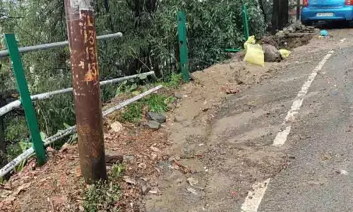 Himachal: शिमला रोड पर टूटी रेलिंग