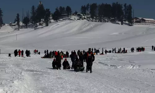 Gulmarg में बर्फबारी से पर्यटकों में खुशी की लहर Gulmarg में बर्फबारी से पर्यटकों में खुशी की लहर