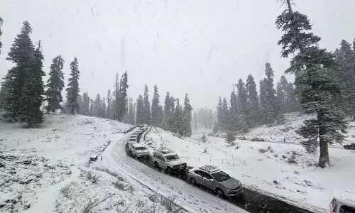 बर्फबारी के कारण दिनभर बंद रहने के बाद Jammu-Srinagar राजमार्ग फिर से खुला