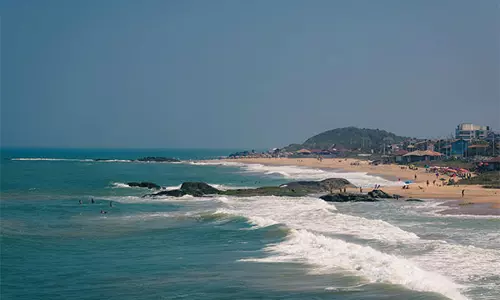 Peru ने भारी लहरों के बीच 91 बंदरगाह बंद किए