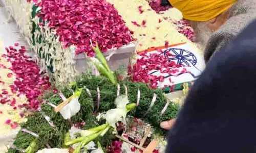 Akali नेताओं ने कांग्रेस मुख्यालय में पूर्व प्रधानमंत्री को श्रद्धांजलि दी Akali नेताओं ने कांग्रेस मुख्यालय में पूर्व प्रधानमंत्री को श्रद्धांजलि दी