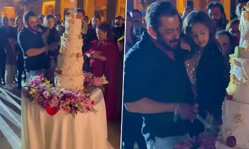 Salman Khan ने जामनगर में अंबानी परिवार के साथ मनाया 59वां जन्मदिन, तस्वीरें वायरल