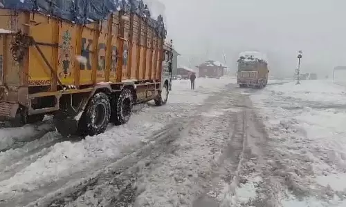 बर्फबारी के कारण बंद हुआ Jammu-Srinagar राजमार्ग यातायात के लिए फिर से खुला