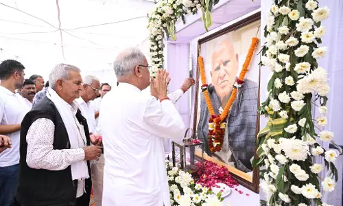 पिता स्व. नंदकुमार बघेल की बरसी पर भूपेश बघेल ने श्रद्धांजलि अर्पित की पिता स्व. नंदकुमार बघेल की बरसी पर भूपेश बघेल ने श्रद्धांजलि अर्पित की