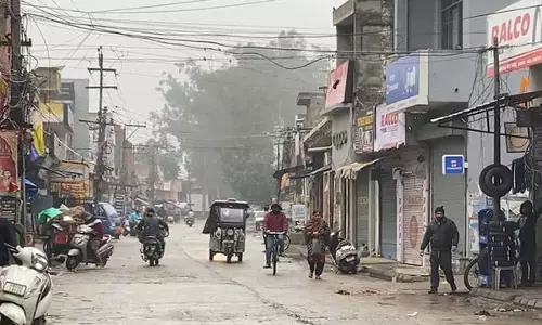 पंजाब के Jalandhar में घने कोहरे के साथ ठंड का मौसम पंजाब के Jalandhar में घने कोहरे के साथ ठंड का मौसम