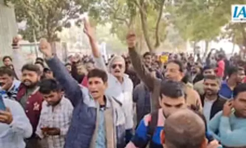 पटना के गांधी मैदान में प्रदर्शनकारी छात्रों के बीच पहुंचे प्रशांत किशोर