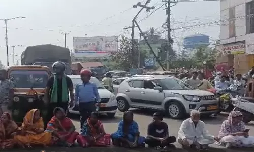 Laxmi Sagar Chowk पर स्थानीय लोगों द्वारा सड़क जाम करने से रसूलगढ़ से कल्पना चौक तक सड़क जाम Laxmi Sagar Chowk पर स्थानीय लोगों द्वारा सड़क जाम करने से रसूलगढ़ से कल्पना चौक तक सड़क जाम