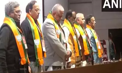 BJP नेताओं ने पूर्व प्रधानमंत्री मनमोहन सिंह के निधन पर शोक व्यक्त करने के लिए मौन रखा BJP नेताओं ने पूर्व प्रधानमंत्री मनमोहन सिंह के निधन पर शोक व्यक्त करने के लिए मौन रखा