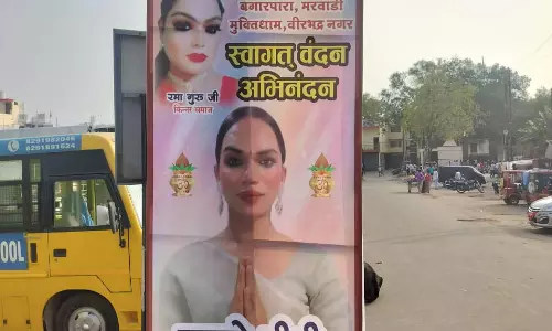 रायपुर में किन्नर समाज ने निकाली कलश यात्रा रायपुर में किन्नर समाज ने निकाली कलश यात्रा