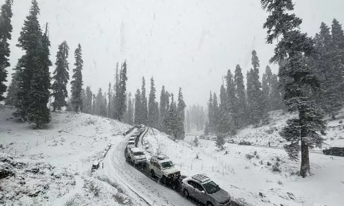 बर्फबारी के कारण दिनभर बंद रहने के बाद Jammu-Srinagar राजमार्ग फिर से खुला
