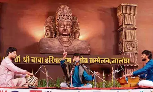 Shri Harivallabh संगीत सम्मेलन, विराज, कौस्तभ ने संगीतमय रात में समां बांधा