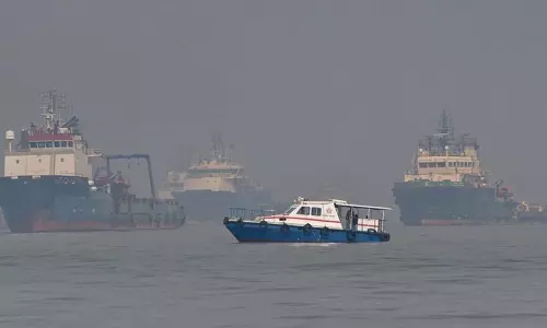 Mumbai के मड तट पर मालवाहक जहाज से टकराने के बाद नाव डूबी, बचाई गई नाव Mumbai के मड तट पर मालवाहक जहाज से टकराने के बाद नाव डूबी, बचाई गई नाव