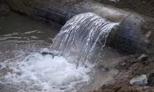 Kanpur: जल निगम की लापरवाही नाले में बह रहा हजारों लीटर पानी Kanpur: जल निगम की लापरवाही नाले में बह रहा हजारों लीटर पानी