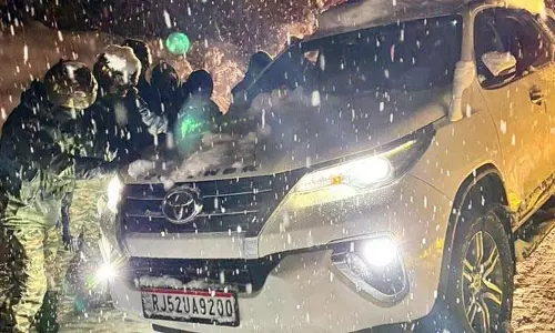 Jammu: सेना-पुलिस पर्यटकों की सहायता के लिए तैयार Jammu: सेना-पुलिस पर्यटकों की सहायता के लिए तैयार