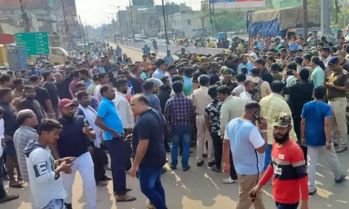 क्रिकेट टूर्नामेंट के अतिथि को लेकर विवाद के कारण Rasulgarh-Kalpana मार्ग पर भीषण यातायात जाम क्रिकेट टूर्नामेंट के अतिथि को लेकर विवाद के कारण Rasulgarh-Kalpana मार्ग पर भीषण यातायात जाम
